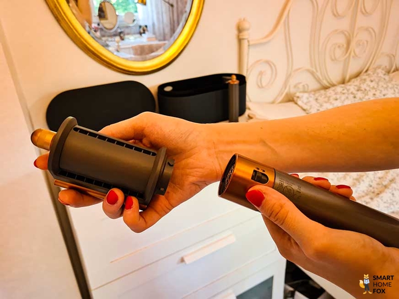 Man sieht, wie der Aufsatz des Dyson Airwrap gewechselt wird.